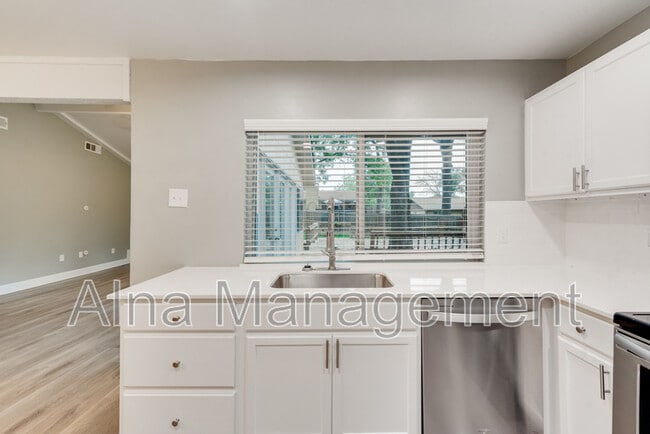 Building Photo - 4 Eastlane Pl