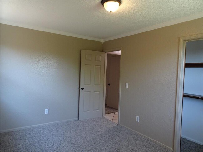 Building Photo - 600 Oak Creek Dr