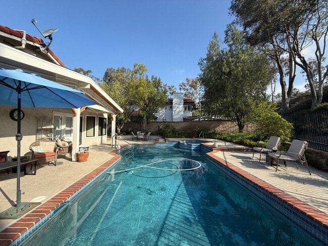 Building Photo - First time rental in a terrific East Simi Valley neighborhood.