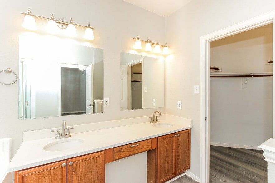 Building Photo - 709 Lone Pine Dr