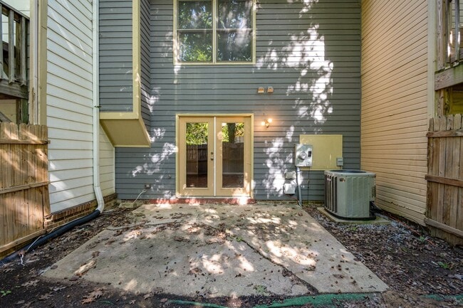 Building Photo - 311 E Montcastle Dr
