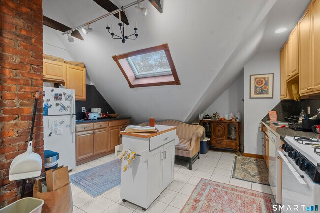 Building Photo - 136 Edwards St