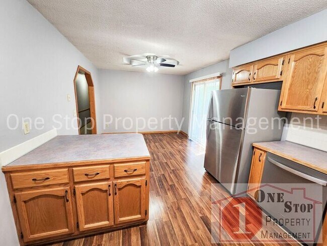Building Photo - 4 bedroom, 2.5 bathroom, 2 car garage home...