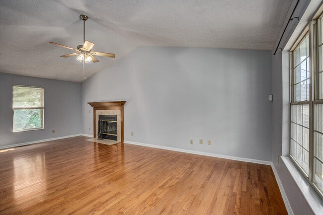 Building Photo - 330 River Rd