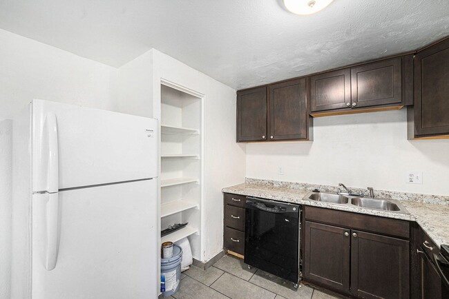 Building Photo - 3 Bed 2 Bath Condo Available Now!