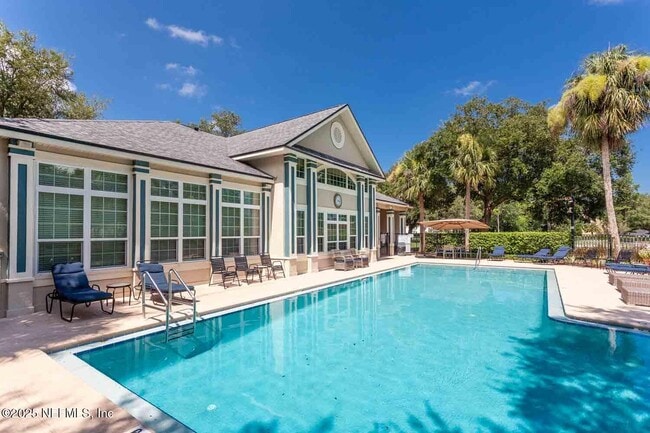 Building Photo - 13700 Richmond Park Dr N