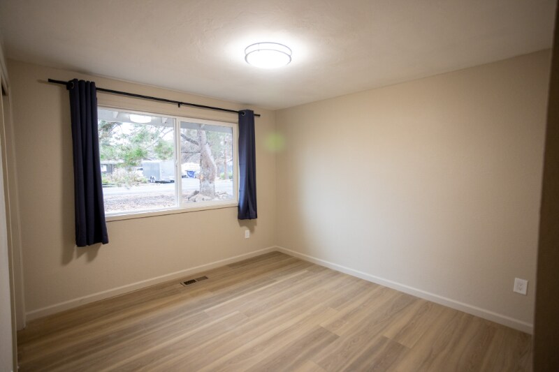 Building Photo - 5520 Valleyview Ln