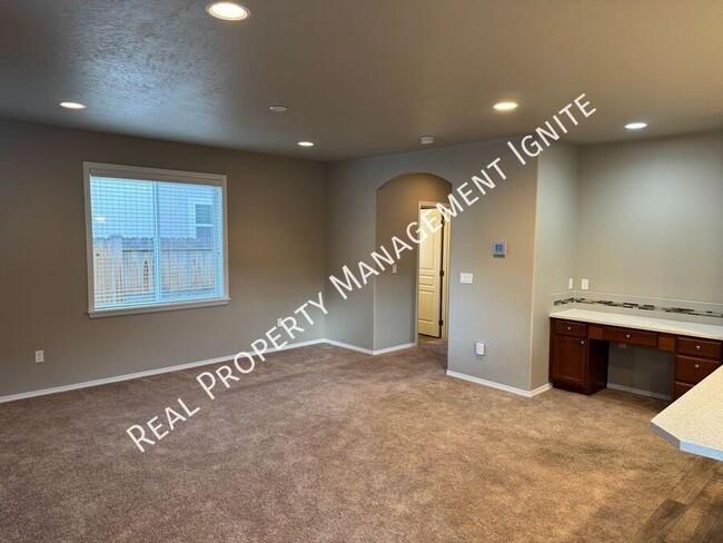 Building Photo - Centrally Located Like New Home