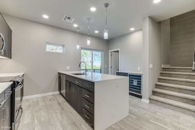 Building Photo - 3 br, 2.5 bath  - 2727 Thomas