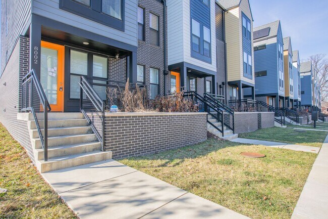 Building Photo - Gorgeous 4 BR/3.5 BA EOG Townhome in Silve...