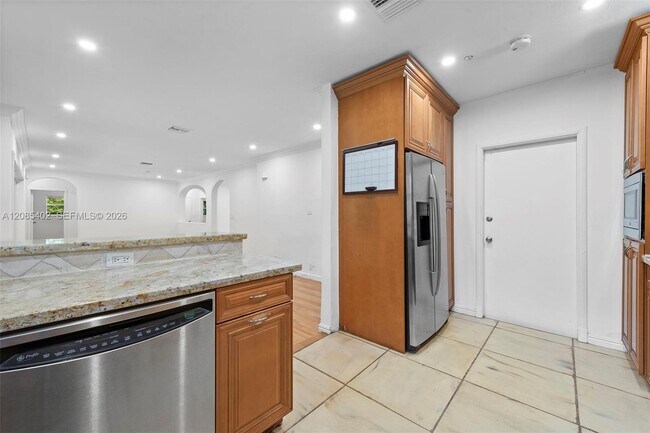 Building Photo - 921 Alava Ave