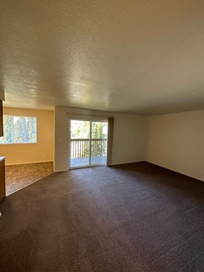 Building Photo - Rent Special: 1/2 Off March's Rent 2 Bedroom 1 Bath Unit NE Salem!