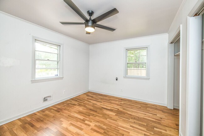 Building Photo - 9 Castlewood Dr