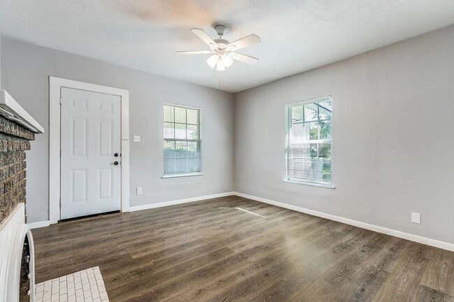 Building Photo - 3/2/1 in Quiet Van Alstyne Neighborhood