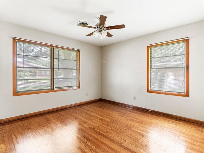 Building Photo - 2112 Hillcrest Dr