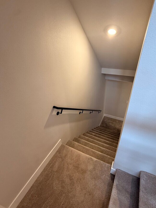 Building Photo - Gorgeous 3 Bedroom with Loft and Bonus Room! High Ceilings! Pantry! Keyless Entry! Double Oven & ...