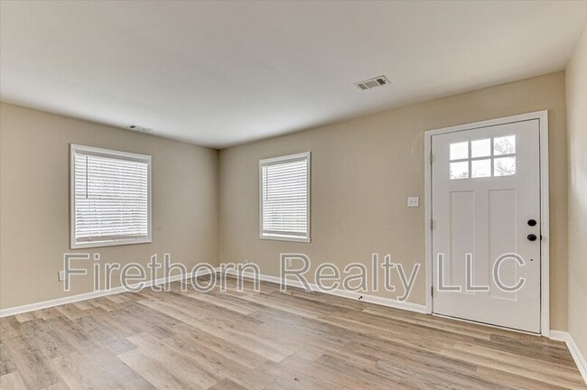 Building Photo - 810 Royalette Ave