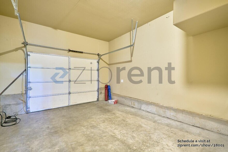 Building Photo - Unit