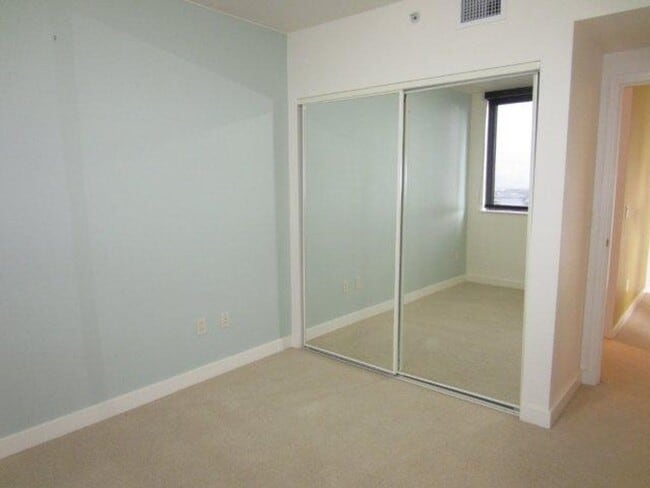 Building Photo - 2 BD / 2 BA Condo in Kakaako!