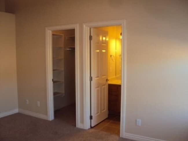 Building Photo - 3 Bedroom 2 Bathroom House