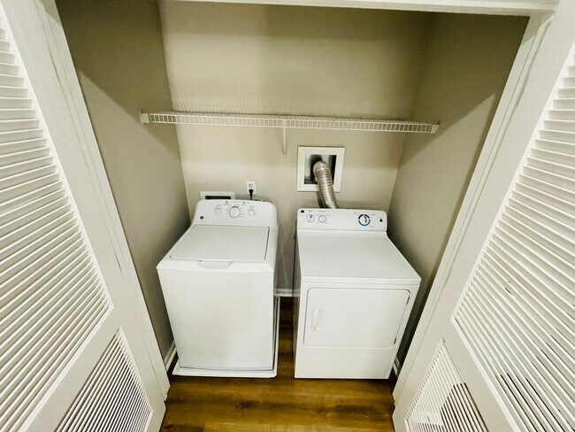 Building Photo - 4BD/4.5BA in ROWANDALE! SHORT TERM RENTAL ONLY.