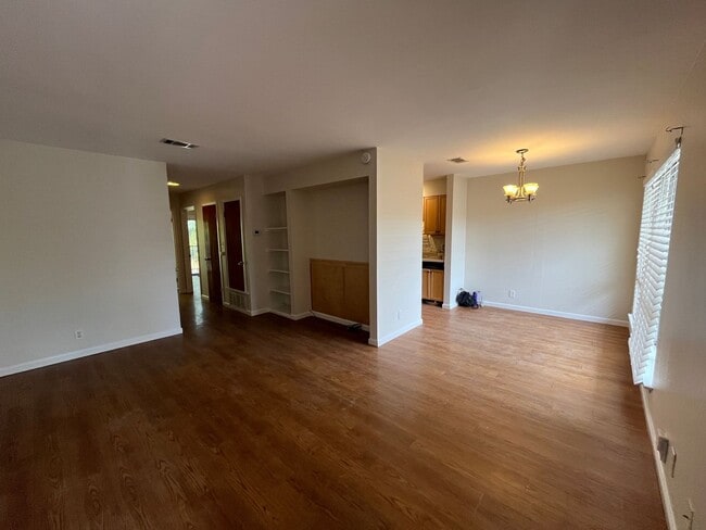 Building Photo - Freshly Updated Condo