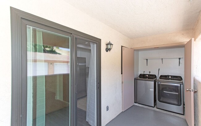 Building Photo - Downstairs End Unit 2 Bedroom Condo in Oceanside!