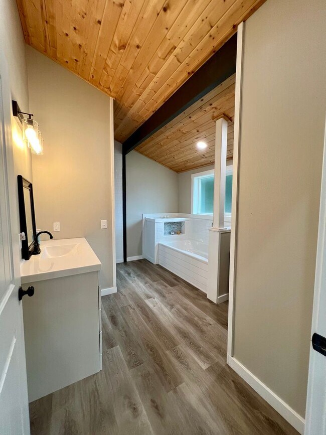 Building Photo - Ocean Park 2 Bedroom Home - Property is Av...