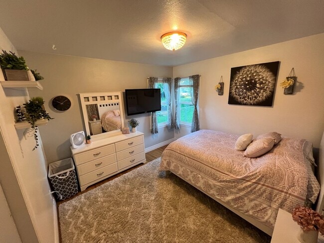 Building Photo - 2 Bed, 1 Bath Newly Renovated Rental