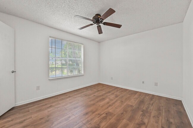 Building Photo - 1055 Crystal Way