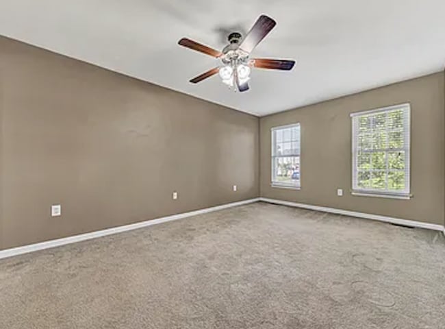 Building Photo - 4855 Golfview Dr NE