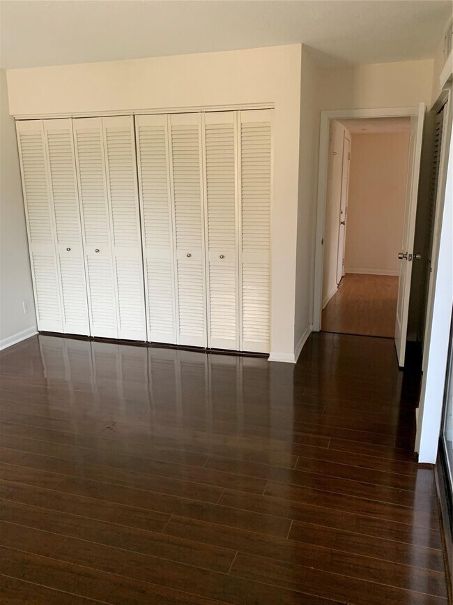 Building Photo - 200 Jacaranda Country Club Dr