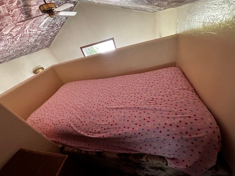 Extra sleeping space in loft - 3951 Stevensville River Rd