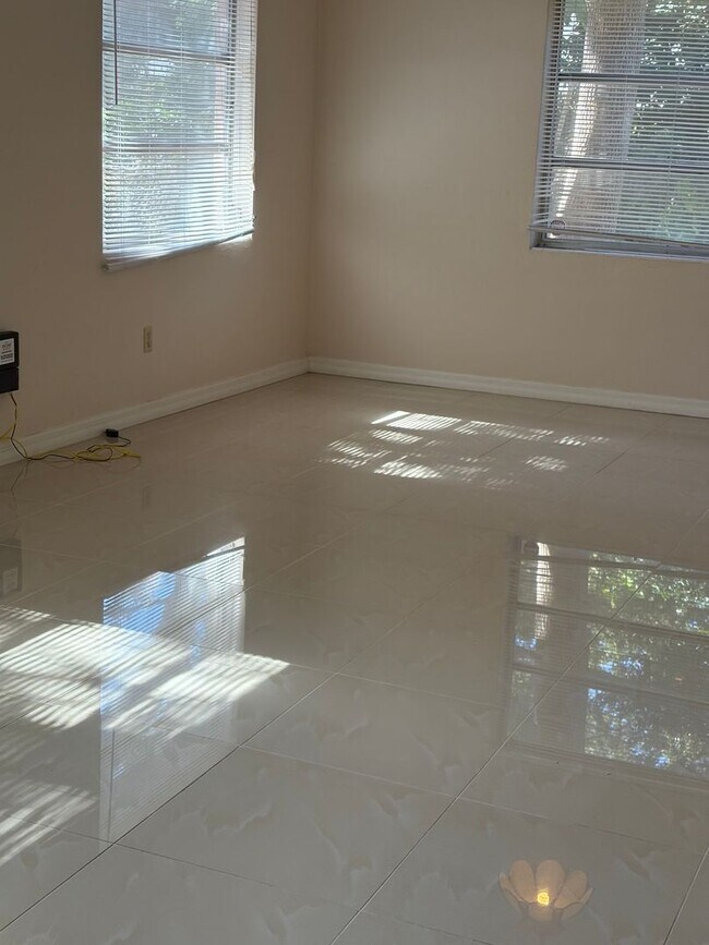 Building Photo - Spacious 3 bedroom home in quiet neighborhood