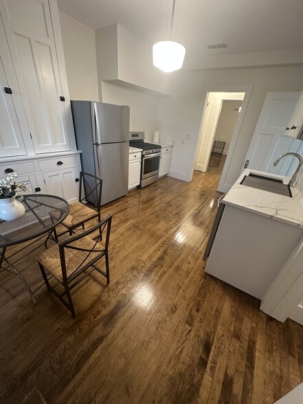 Building Photo - 418 Pleasant St