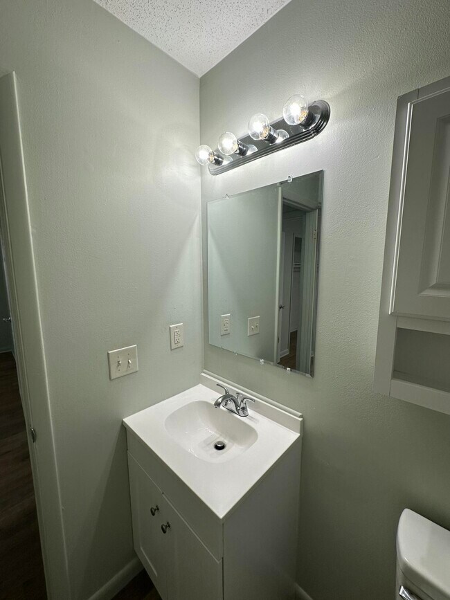 Building Photo - 532 Schneider Dr