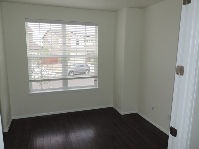 Building Photo - Sierra Ridge 4 Bedroom Home (Available Imm...