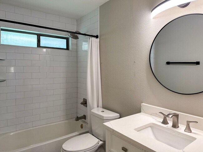 Building Photo - 3 Bed / 2 Bath / 2 Car Gargae / Pool