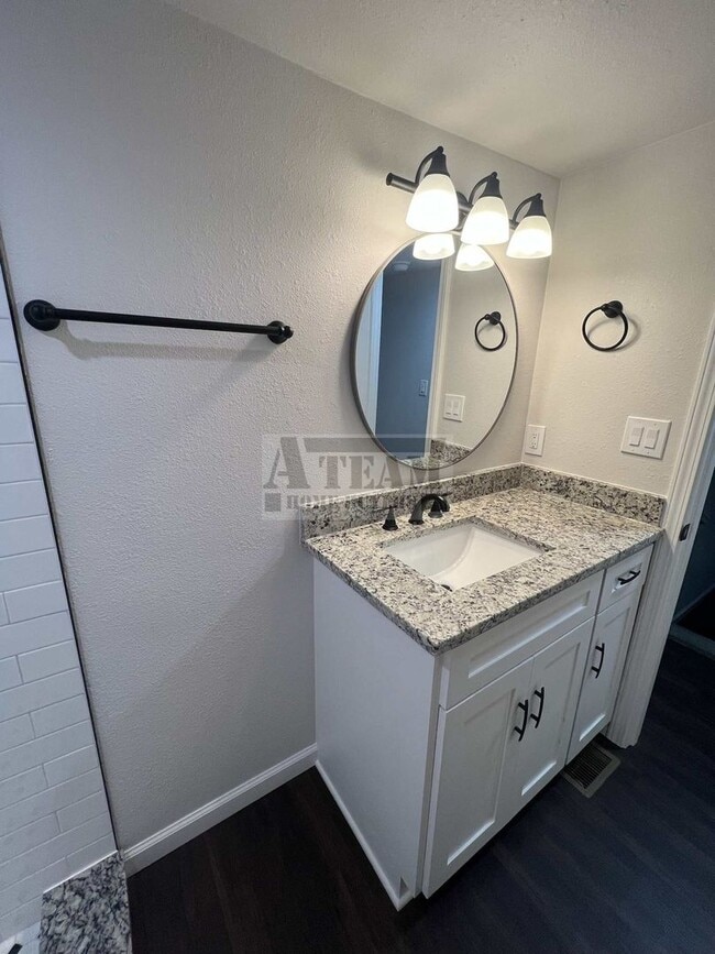 Building Photo - Beautiful Remodeled 3 Bed 1.5 Bath