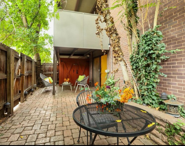 Primary Photo - 2227 Canyon Blvd