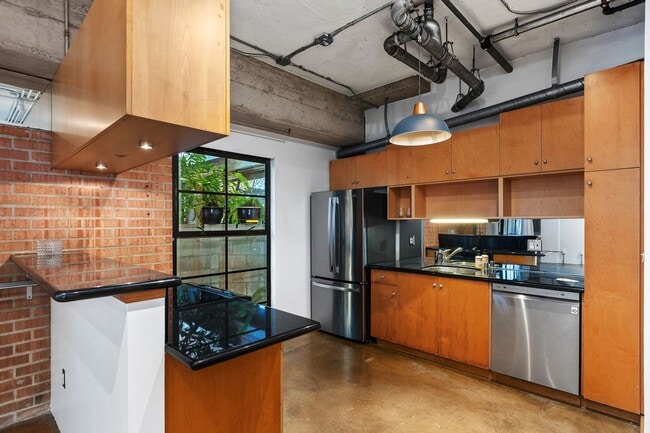 Building Photo - Elevate Your Living: Luxe 916 sq ft Studio in the Iconic Cable Building