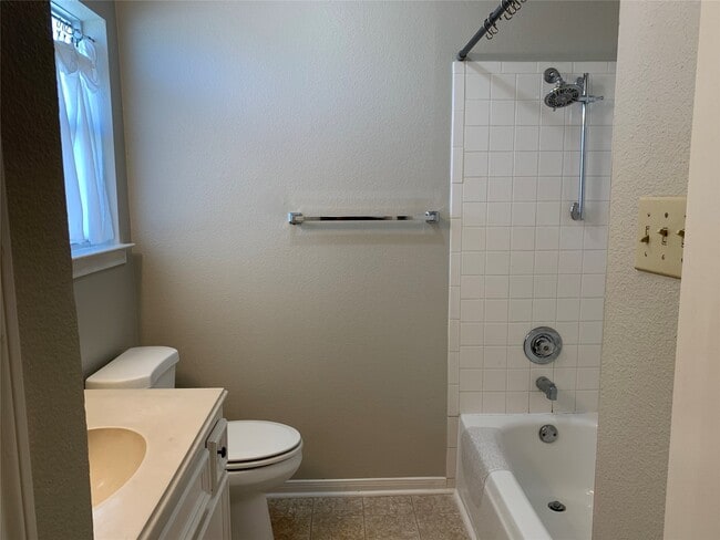 Building Photo - 585 Warsaw Dr