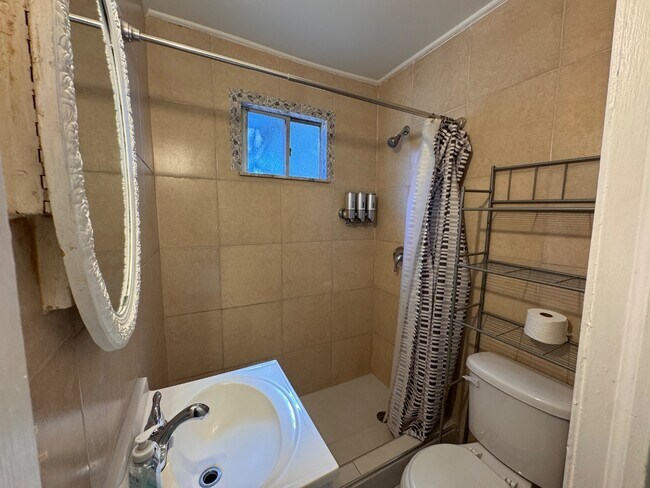 Building Photo - 2512 W Rio Vista Ave