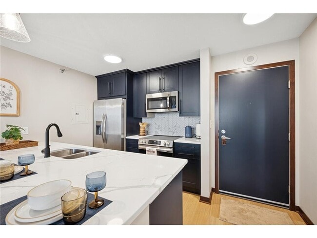 Building Photo - 433 S 7th St