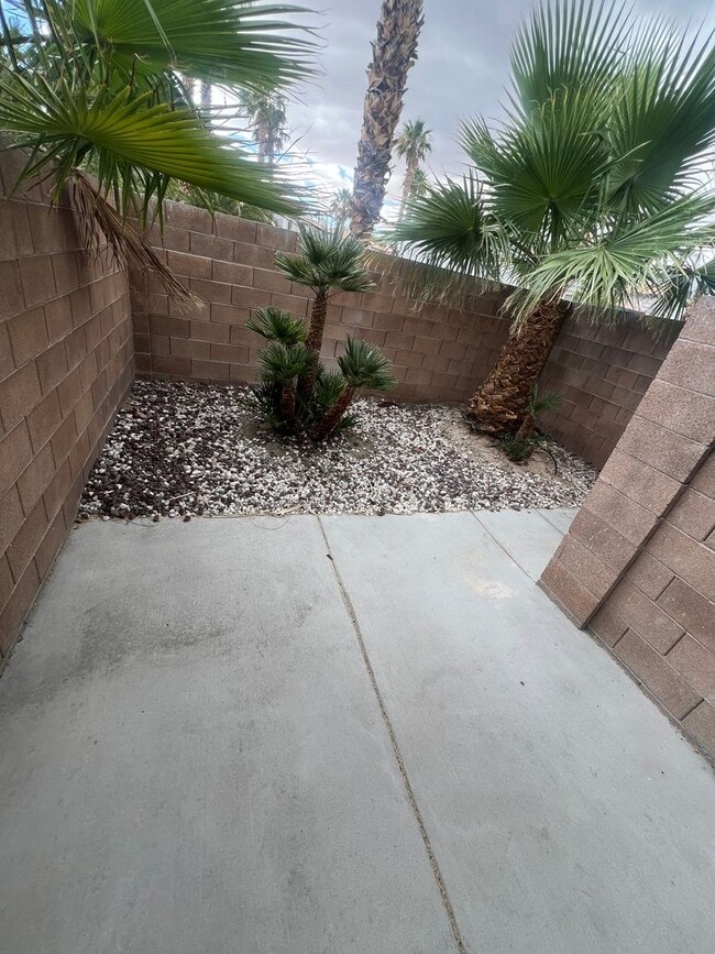 Building Photo - 3 bedrom 2.5 bath Gated Community Townhome with community  Pool, Spa & Private Garage