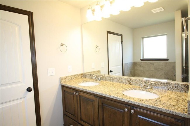 Building Photo - 13924 Northwood Village Dr