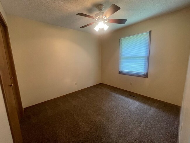 Building Photo - COMING SOON Cozy House 3 bed 2 bath 2 car ...