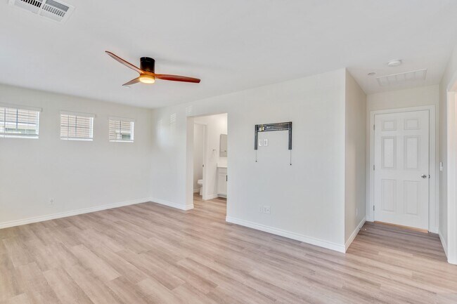 Building Photo - Spacious Three Story 3 Bed 3.5 Bath Smarth...