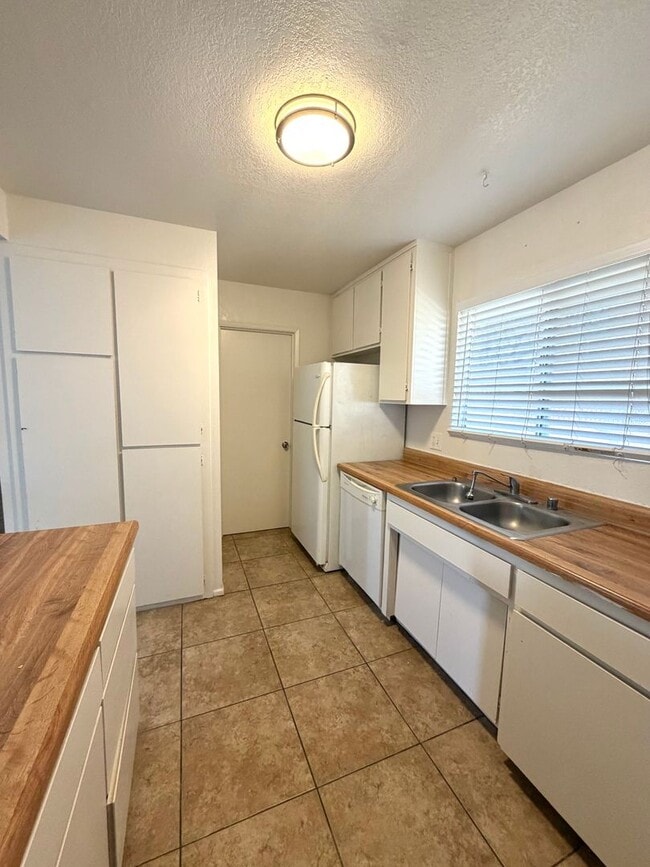 Building Photo - 73445 Sunnyvale Dr