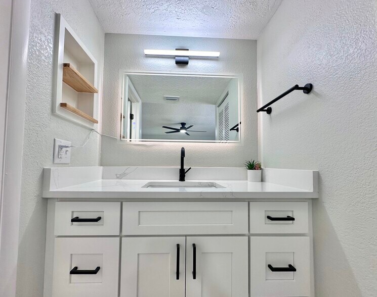 Master Washing Area - 4915 W McElroy Ave